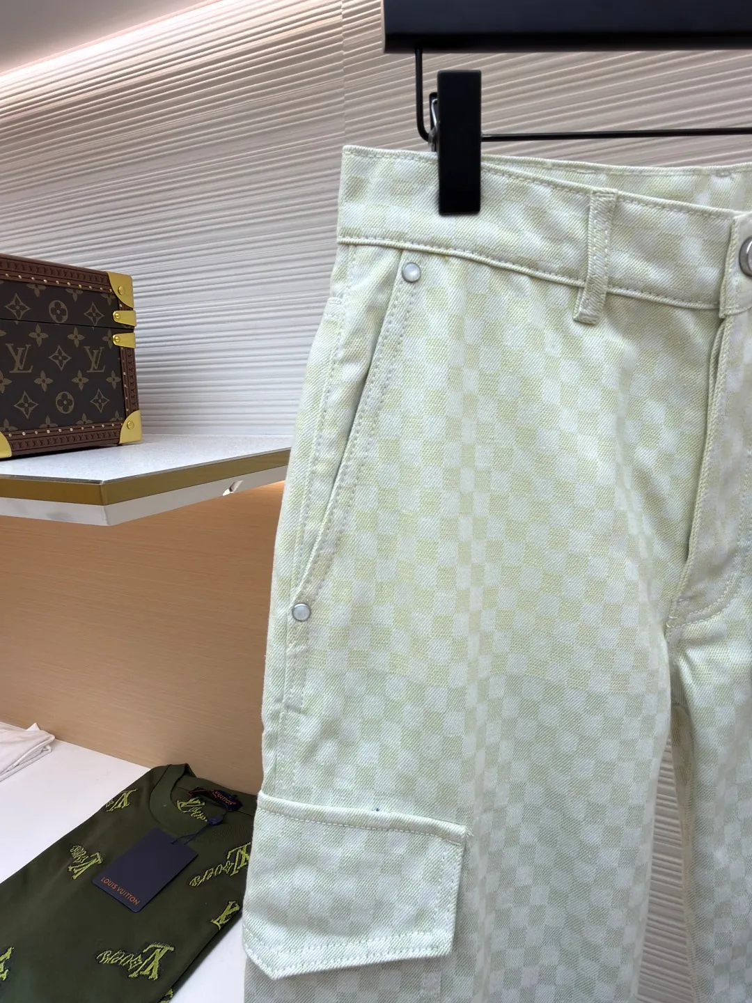 LOUIS VUITTON gradient jacquard denim overalls ●Authentic product: purchased and developed by 16900 ●Item number: 1680989-B85 ●Fabric: denim fabric ●Technology: jacquard texture ●Version: fitted version ●Size: 28-30-32-34-36 ●Weight: about 760 grams ●Description: The whole body is decorated with Der jacquard texture showing an elegant gradient, the chest is decorated with button flap pockets, and pearlescent metal denim buttons